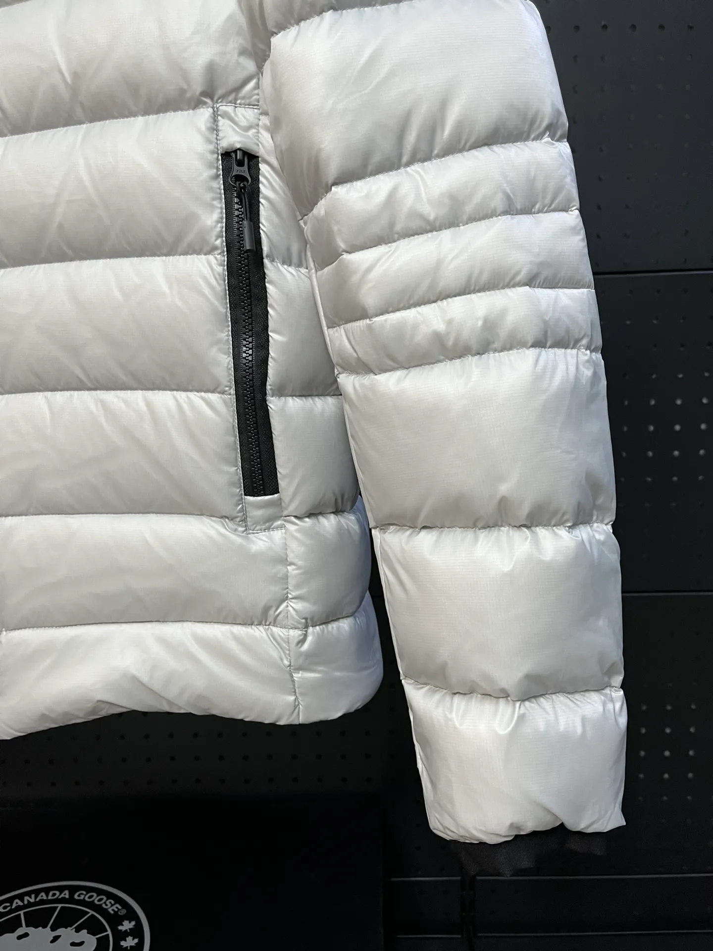 P940 Top 🔥purchase version 𝘾𝘼𝙉𝘼𝘿𝘼 𝙂𝙊𝙊𝙎𝙀/Canada Goose 2227 thin and light style. It’s super lightweight and doesn’t feel any weight on your upper body at all! Show more temperament‼  Canada Goose, a Canadian brand, has always been recognized as the warmest down jacket. Various Instagram celebrities, Internet celebrities, and celebrities often wear it for street photos. I make Canada Goose every year, but I still can’t get rid of my love for the goose. No matter how cold the winter is, there is no need to be afraid. Canada Goose is the legendary warmest down jacket and is known as a must-have for Arctic outdoor sports! The most popular down jacket in the world, celebrities are rushing to buy it, it is a must-have! Size: S-2XL Color: silver gray (red label) silver gray (black label), black (red label), black (black label), dark blue